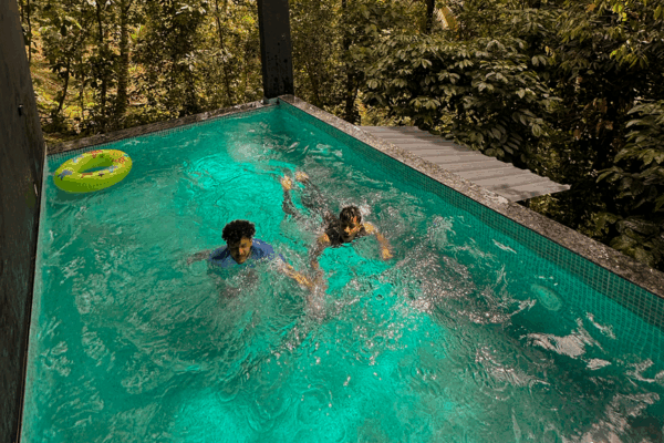 swimming_pool_at-lavista_resorts