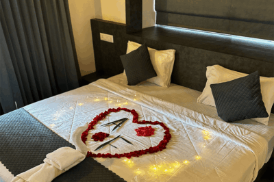 bedroom_with_couple_special_arrangements (1)